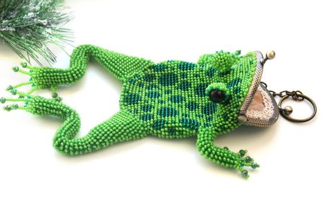 Beaded Crochet Coin Purse Designs and Tutorials by BagsArtDeco - The Beading Gem's Journal Frog Coin Purse, Beaded Coin Purse, Tiny Purse, Coin Purse Pattern, Free Jewellery Making Tutorials, Coin Purse Tutorial, Crochet Coin Purse, Cat Coin Purse, Coin Purse Keychain