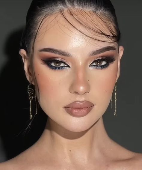 Prom Makeup Navy Blue, Night Makeup Brown Eyes, Fall Makeup 2023, Arab Makeup Looks, Graduation Eye Makeup, Colorful Glam Makeup, Dark Blue Makeup Looks, Arabic Makeup Looks, Makeup Looks For Graduation