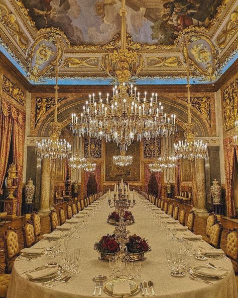 Royal Room, Castle Rooms, Palace Interior, Castle Aesthetic, Castles Interior, Tables Set, Royal Aesthetic, Dining Room Ideas, Luxury Dining Room