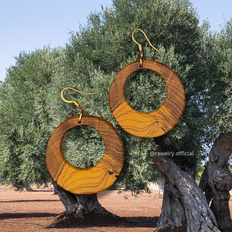 Olive tree to Olive earrings 🌳👂 Traditional Sicilian Jewelry Handmade with love €35 only Shopping worldwide 🦋 #handmadejewelry #handmade #olive #olivewood #olivewoodproducts #oliveearrings #earrings #earringstyle #handmadeearrings #sicilian #artisan #jewelryaddict #bohemian #bohemianstyle #traditionalearrings #traditional #uniquejewelry #vintagestyle #supportsmallbusiness #supportlocal #love #beauty #etsy Olive Earrings, Wood Hoop Earrings, Italian Olives, Traditional Earrings, Earring Crafts, Jewelry Boho, Olive Tree, Traditional Jewelry, Wood Earrings