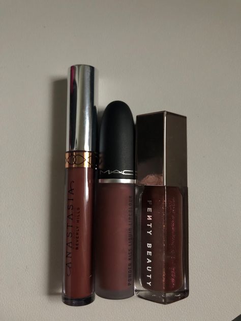 Brown Lip Gloss Aesthetic, Brown Lipgloss Aesthetic, Brown Lipstick Aesthetic, Brown Lippies, Brown Glossy Lips, Brown Makeup Products, Brown Red Lipstick, Nude Brown Lipstick, Light Brown Lipstick