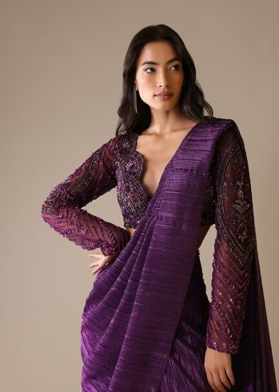 Saree Styles Indian, Purple Saree Look, Wedding Guest Saree Look, Blouses For Women Saree, Purple Indian Dress, Saree Design For Wedding, Latest Saree Blouse Designs, Blouse For Saree, Embroidered Sharara