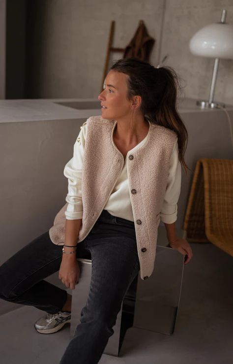 Gilet Outfit, Vest Outfits For Women, Fur Vest Women, Parisian Women, Perfect Cardigan, Simple Sweaters, Sleeveless Cardigan, Tshirt Skirt, Cardigan Vest