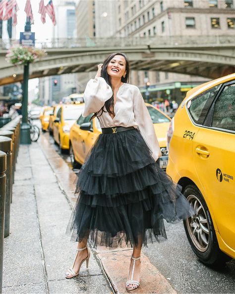 Dawn P. Darnell on Instagram: “Couldn’t resist to get the infamous yellow cab picture in NYC, even when it’s raining.😉 This skirt is the perfect tulle skirt for under…” Tule Rok Outfits, Black Tulle Skirt Outfit, Tulle Skirt Fashion, Black Tulle Skirt, Tulle Skirts Outfit, Rok Tutu, Tule Rok, Gonna In Tulle, Tulle Long Skirt