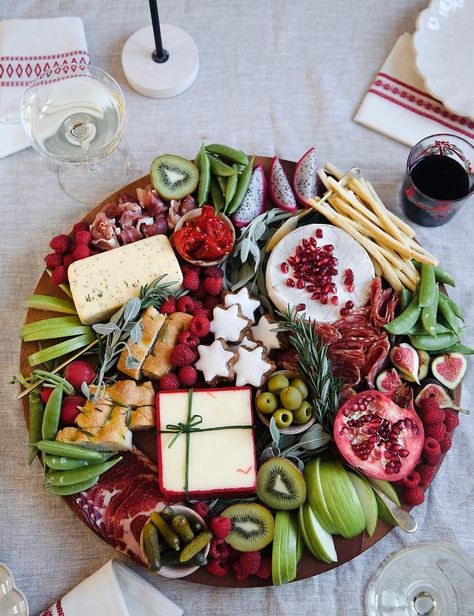 Santa Charcuterie Board Ideas, Fancy Charcuterie, Christmas Charcuterie Boards, Xmas Brunch, Holiday Charcuterie Board, Christmas Cheese Boards, Holiday Charcuterie, Christmas Charcuterie, Vegetarian Christmas