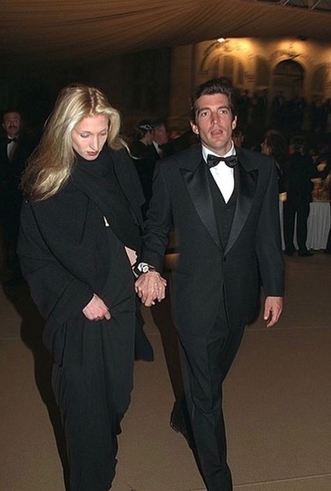 Caroline Bessette, Carolyn Bessette, Jfk Jr, Moda Vintage, Video Editor, Looks Vintage, New Yorker, Style Icon, 90s Fashion