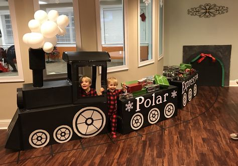 Polar Express Outdoor Christmas Decorations, Diy Christmas Present Train, Christmas Train Diy, Christmas Train Decorations, Christmas Party Office, Cardboard Train, Polar Express Christmas Party, Polar Express Theme, Polar Express Christmas