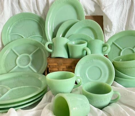 Jadeite Kitchen, Jadeite Dishes, Green Dishes, Fire King Dishes, Vintage Dishes Antiques, Shaker Home, Retro Dishes, Vintage Dishware, Vintage Mason Jars