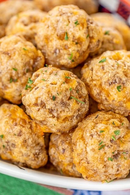 Sausage Puffs - CRAZY good!!! SO simple to make and they taste amazing!!! Only 5 ingredients - butter, cheddar cheese, sausage, worcestershire and flour. These things fly off the plate at parties. You will want to double the recipe! A great alternative to our usual sausage balls. SO GOOD!!! #sausage #tailgating #appetizer #partyfood #quickappetizer Sausage Puffs, Best Sausage, Queso Cheddar, Sausage Balls, Quick Appetizers, Cheese Sausage, Finger Food Appetizers, Party Food Appetizers, Croquettes