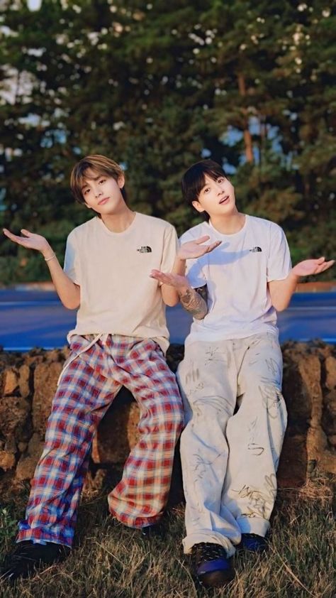 Kim Taehyung And Jungkook, Taekook Wallpaper, V Bta, Bts Dance Practice, Bts V Photos, Bts History, Bts Young Forever, Bts Maknae Line, Bts V Pictures