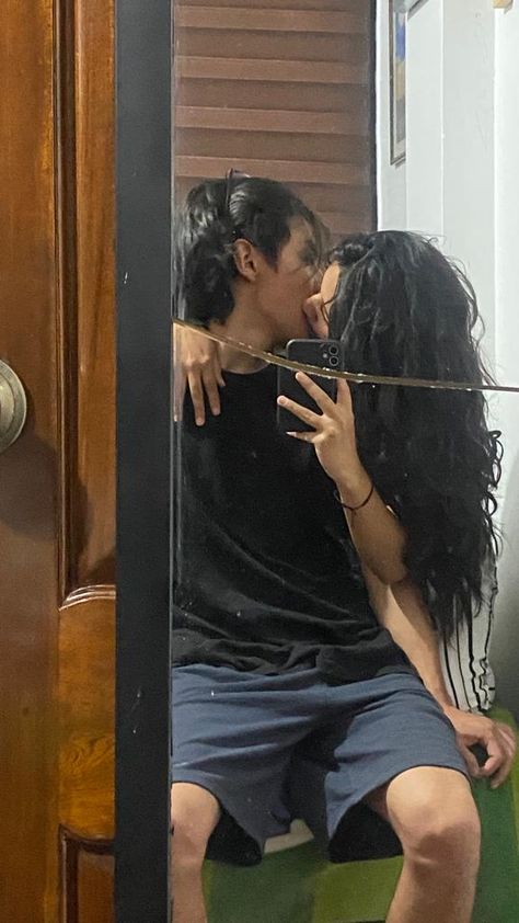 Cute Couple Pics Mirror Kiss, Couple Snapchat Pictures, Hum Kab, Couples Hidden Face Pics, Boyfriend Instagram, Easy Photography Ideas, Girlfriend Goals, Cute Romantic Quotes, Cute Couple Poses