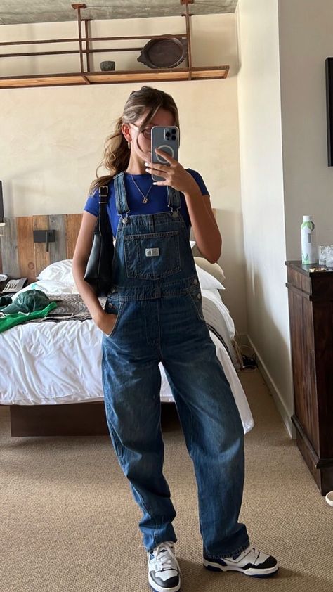 Winter Outfits With Overalls, Flare Overalls Outfit, Overall Jeans Outfit, Overalls Women Outfits, Oversized Overalls Outfit, Long Overalls Outfit, Overalls Outfit Aesthetic, Styling Overalls, Summer Outfits Alt