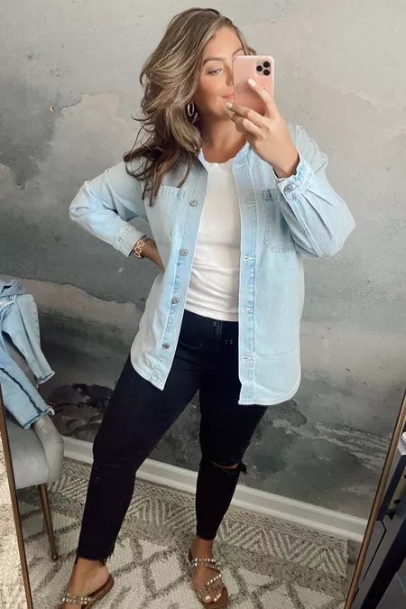 Jean Shirt Outfits For Work, Cute Black Leggings Outfit Casual, Denim Shirt Outfit Women Work, Jeans And Blue Shirt Outfit, Denim Shirt And Leggings Outfit, Colored Denim Jacket Outfit, Styling Denim Shirt Women, Leggings And Jean Jacket Outfit, Jean Shirt Outfits For Women