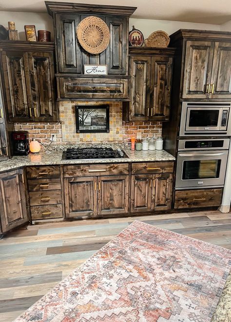 Country Western Kitchen, Western Home Interior, Barndo Decor, Western Home Decor Ranch Style, Barndo Plans, Western Interior Design, Western House, Western Kitchen Decor, Stained Cabinets