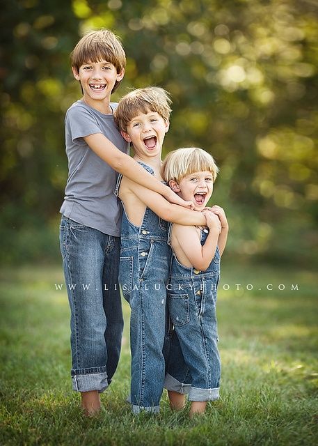 Brothers - Oldest to youngest in cute overalls Sibling Pictures, Sibling Poses, Children Photography Poses, Sibling Photography, Sibling Photos, Family Picture Poses, Family Photo Pose, Foto Tips, Childrens Photography