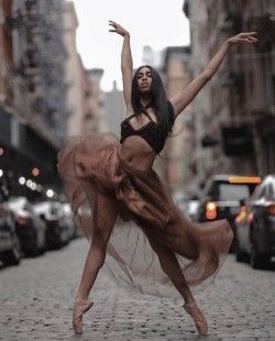 Street Dance Photography, Outdoor Dance Photography, Ballet Dancer Photography, Ballet Photography Poses, Yoga Poses For 2, Ballerina Poses, Bed Yoga, Foto Sport, Ballet Dance Photography