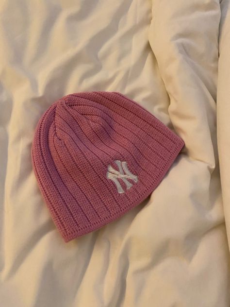 Ny Beanie, Yankees Beanie, Men Streetwear Fashion, Yankees Hat, 90s Fashion Men, Ny Yankees, Clothing Mockup, Pinterest Outfits, Clothing Logo