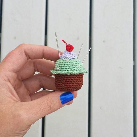 A[mi]dorable Crochet: Cupcake Pincushion Pattern Cupcake Pincushion, Crochet Pincushion, Crochet Mens Scarf, Crochet Cupcake, Bunny Cupcakes, Crochet Men, Pin Cushions Patterns, Colorful Cupcakes, Crochet Food