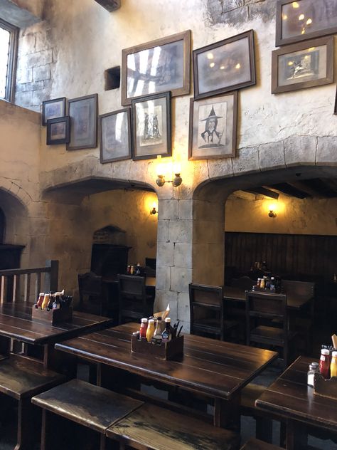 The Leaky Cauldron #harrypotter #harrypotterworld #theleakycauldron The Leaky Cauldron Aesthetic, Harry Potter Leaky Cauldron, Leaky Cauldron Aesthetic, The Leaky Cauldron, Harry Potter Shifting Visualization, Hogwarts Life, Leaky Cauldron, Diagon Alley, Hogwarts Aesthetic