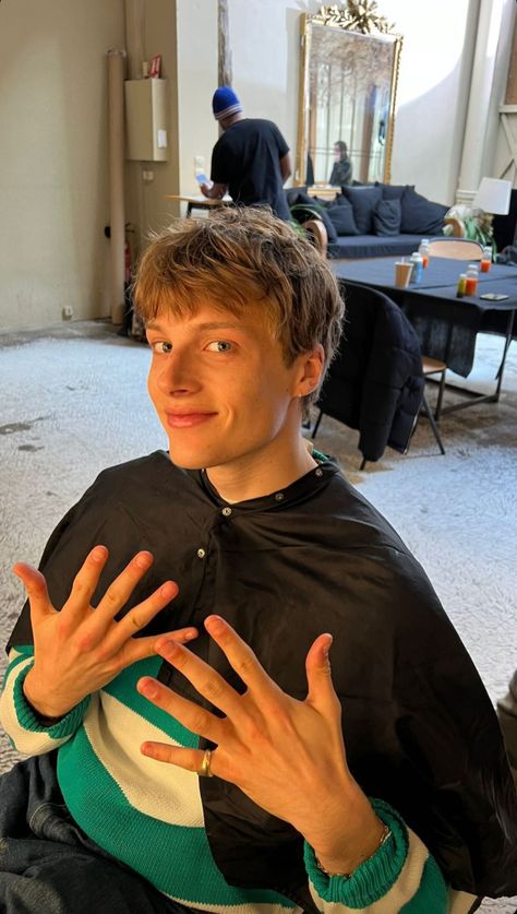 hugh laughton scott instagram story Hugh Laughton Scott, Hugh Laughton, Messy Blonde Hair, Boyfriend Hair, 90s Hairstyles Men, Mens Haircuts Straight Hair, Men Blonde Hair, Shaggy Short Hair, Fine Straight Hair