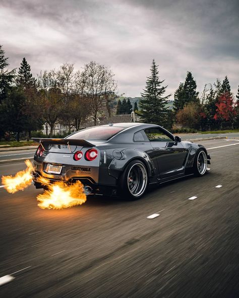 John Lau on Instagram: “For some reason this pic and video clip just makes me all warm and toasty inside. It's beginning to feel a lot like Christmas! You think if…” Nissan Gtr Nismo, Nissan Gtr Wallpapers, Gtr Nissan, Gtr Nismo, Gtr Car, R35 Gtr, Nissan Gtr R35, Gtr R35, Nissan Skyline Gt