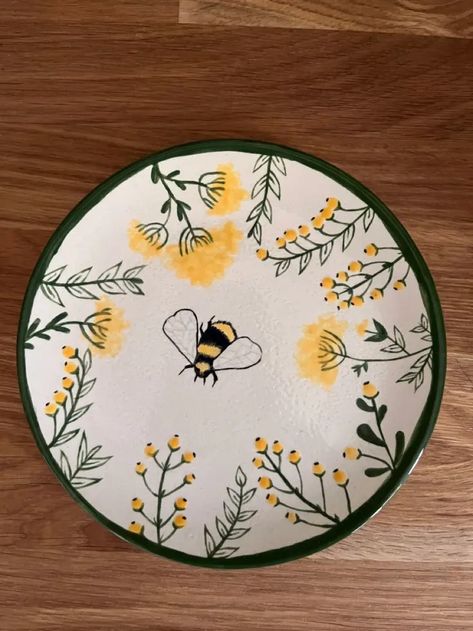 Pottery Painting Ideas Bees, Detailed Pottery Painting, Cute Plate Painting Ideas, Sunflower Pottery Painting, Potary Painting, Pottery Paint Ideas, Pottery Painting Flowers, Paint Pottery Ideas, Pottery Painting Ideas Plates