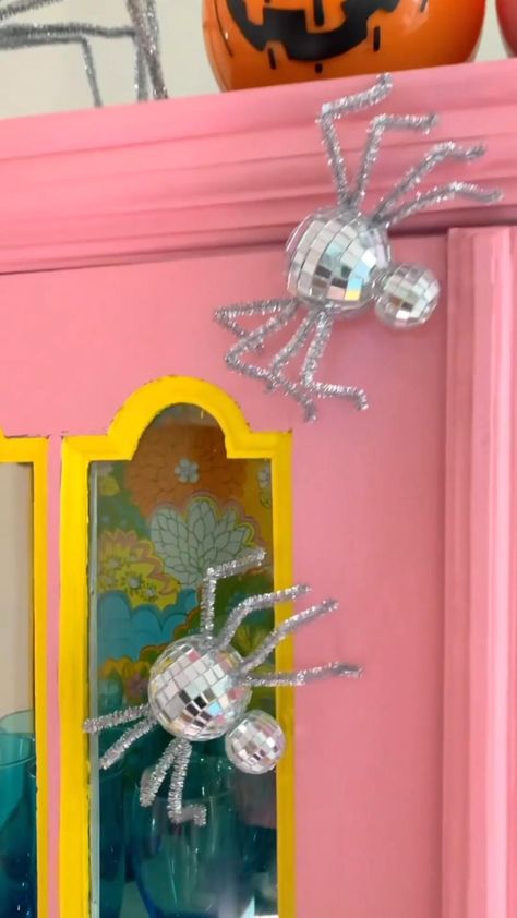 Spiders For Halloween, The Season Of The Witch, Groovy Halloween, Herbst Bucket List, Casa Halloween, Interior Decorating Ideas, Diy Halloween Decor, Adornos Halloween, Pink Halloween