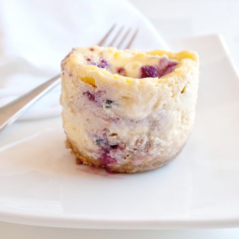 Microwave Blueberry Cheesecake in a Mug? Yes, Please! Cheesecake Mug Cake, Cheesecake In A Mug, Microwave Cheesecake, Slice Of Cheesecake, Chocolate Chip Cookie Cups, Pumpkin Chili Recipe, Microwave Food, Microwave Cake, Single Serve Desserts