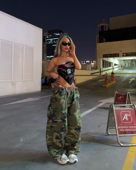 Credits: Instagram (@loren.z0) 🖤 Get some ideas for your casual street style with this collection of trendy Y2K fashion outfits. Elevate your wardrobe with chic cargo pants outfits for women, perfect for achieving that baddie aesthetic. Explore the best of baddie fashion and create stylish looks that will turn heads. Level up your streetwear game now! Pakaian Hipster, 00s Mode, Mode Emo, Mode Grunge, 여름 스타일, Tomboy Outfits, Tomboy Style Outfits, Looks Street Style, Streetwear Fashion Women