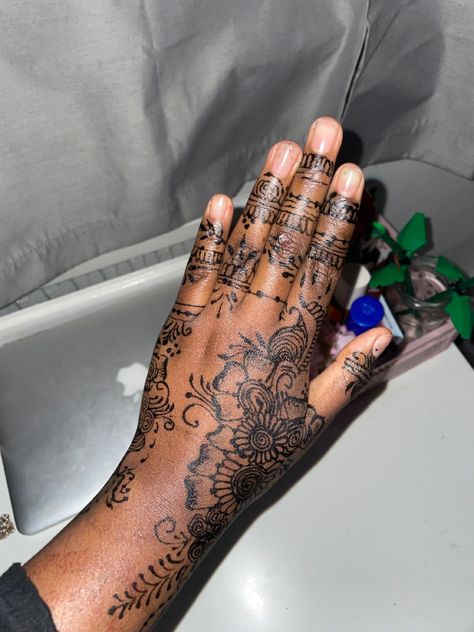 Somali Black henna design for weddings Somali Henna Designs Simple, Henna Somali Design, Henna Dark Skin, Henna Black Women, Henna Designs Black Women, Somali Henna Designs, Henna Designs Somali, Black Henna Designs, Henna Tattoos For Women