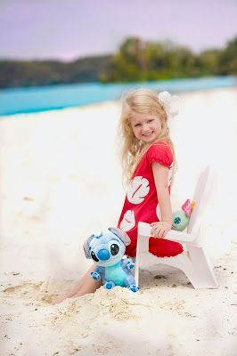 Stitch Photoshoot, Stitch Luau Birthday Party, Lilo And Stitch Beach, Kids Birthday Pictures, Luau Decor, Lilo And Stitch 3, Lilo And Stitch Birthday, Lilo And Stitch 2002, Birthday Luau