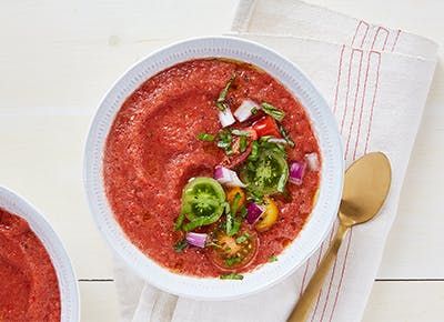 15-Minute Gazpacho with Cucumber, Red Pepper and Basil Gazpacho Recept, Vegetarische Diners, Ketogenic Recipes Dinner, Lunch Easy, Gazpacho Recipe, Easy Vegetarian Dinner, Diner Recept, Food Lunch, 15 Minute Meals