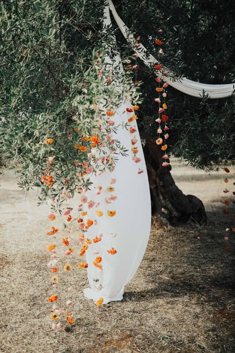 Outdoor Wedding Altars, Flower Waterfall, Ceremony Backdrop Outdoor, Tree Wedding Ceremony, Boho Outdoor Wedding, Outdoor Wedding Backdrops, Wedding Tree Decorations, Backyard Wedding Ceremony, Amalfi Coast Wedding