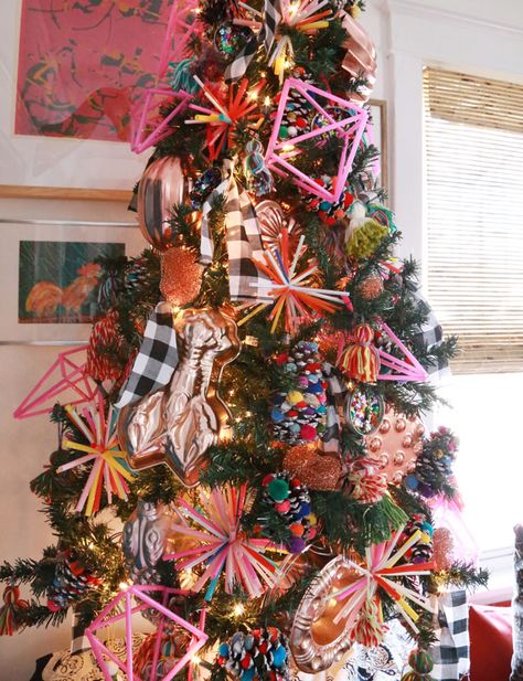 Drinking Straw Starbursts - Aunt Peaches Funky Christmas Trees, Art Straw, Straw Star, Aunt Peaches, Straw Art, Straw Crafts, Straw Weaving, Furbish Studio, Bohemian Christmas