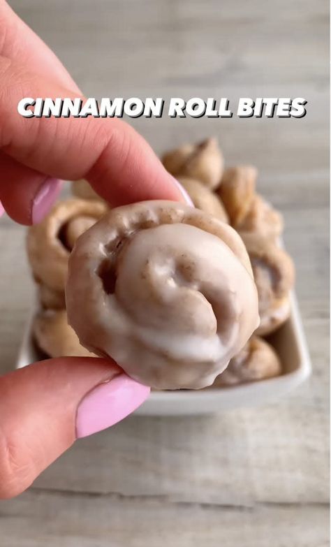 How to make quick and easy cinnamon roll bites with 2-ingredient dough Easy Midnight Snack Quick No Bake, Cinnamon Roll Bites, Mini Cinnamon Rolls, Self Raising Flour, Quick Recipes Snacks, Easy Cinnamon, Easy Baking Recipes Desserts, Easy Snack Recipes, Tasty Baking