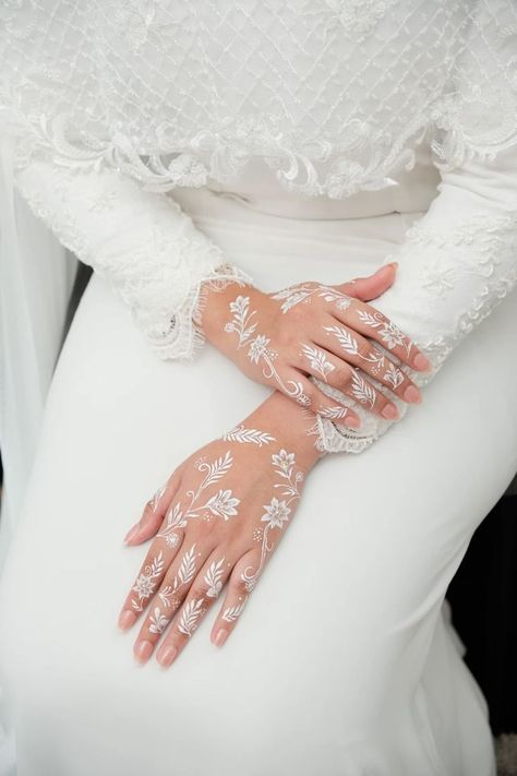 White Mehndi Designs, White Henna Designs Simple, White Henna Simple, Henna White Wedding, White Henna Wedding Simple, Henna Wedding Simple, White Wedding Henna, Inai Putih, White Mehndi