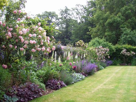 Cottage Garden Borders, Country Garden Decor, British Garden, Cottage Garden Design, Garden Wallpaper, English Cottage Garden, Walled Garden, English Country Gardens, Have Inspiration