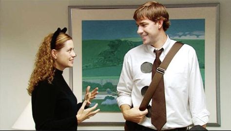 Pam Halloween Costume, Three Hole Punch Jim, Best Duo Costumes, Cool Couple Halloween Costumes, Punny Costumes, Office Halloween Costumes, Jim And Pam, Fashion Costume Halloween, Jim Pam