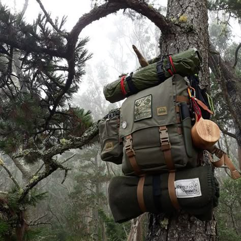 Bushcraft Pack, Mochila Edc, Bushcraft Backpack, Funny Hiking Quotes, Bushcraft Kit, Bushcraft Gear, Outdoor Trekking, Wilderness Camping, Camping Aesthetic