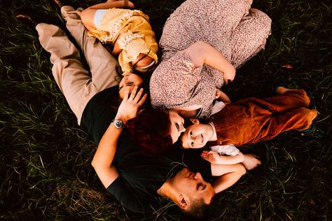 Laying Down Photography Poses, Family Pictures Laying Down, Laying Down Family Poses, Blanket Family Photos, Family Photo Inspiration, Holiday Shoot, Lay Photo, Family Photo Pose, Family Of 5