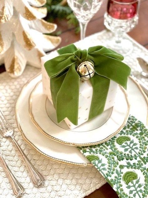 Gift Wrapping Inspiration, Christmas Entertaining, Christmas Tablescape, Holiday Tablescapes, 12 December, Rustic Holiday, Festive Tables, Christmas Tablescapes, Christmas Table Settings