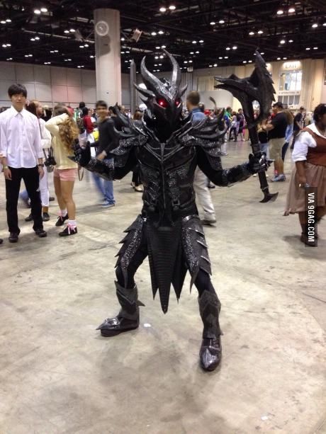 Incredible homemade Daedric armor. Are you KIDDING ME?!! AWESOME!!! Skyrim Armor, Daedric Armor, Skyrim Cosplay, Armadura Cosplay, Armor Cosplay, Armor Suit, Elvira Mistress Of The Dark, Video Game Cosplay, Suit Ideas