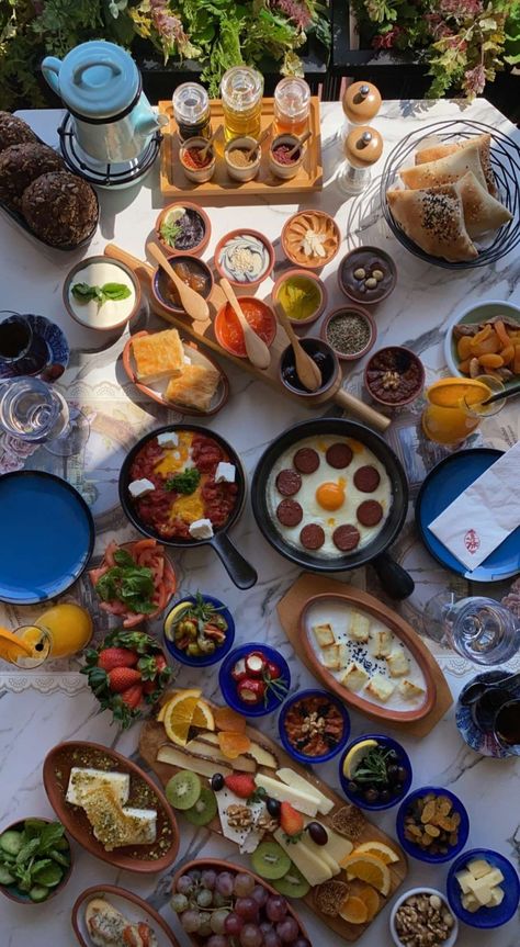 Turkish Brunch Ideas, Breakfast Presentation, Turkish Breakfast, Catering Ideas Food, Persian Food, Picnic Food, Think Food, Picnic Foods, Snap Food