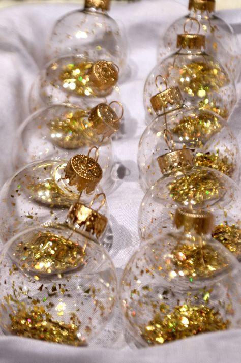 Christmas Balls Diy, Filled Ornaments, Diy Baubles, Confetti Ornaments, Bauble Ideas, Clear Christmas Ornaments, Glitter Ornaments Diy, Christmas Decs, Clear Glass Ornaments