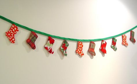 Christmas Stocking Bunting – A Tutorial – Punkin Patterns Christmas Bunting Diy, Christmas Bunting Ideas, Bunting Ideas, Bunting Tutorial, Fabric Christmas Decorations, Christmas Crafts To Sell, Happy Xmas, Christmas Bunting, Christmas Stocking Pattern