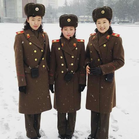 North Korean beautiful woman soldiers Orthodox Christmas, Korean Army, Women Soldiers, Korea Country, Life In North Korea, Military Dress Uniform, Korean Military, Literary Magazine, Women's Uniforms