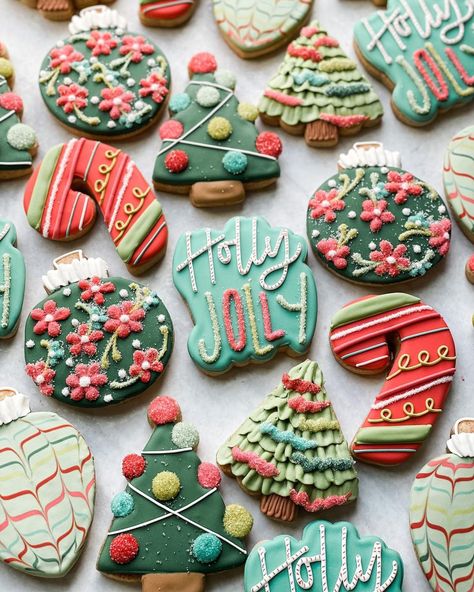 Traditional Christmas Cookies Decorated, Iced Christmas Cookies, Holiday Cookies Decorated, Christmas Donuts, Christmas Sugar Cookies Decorated, Cute Christmas Cookies, Cookie Decorating Party, Strawberry Cookies, Sugar Cookie Royal Icing