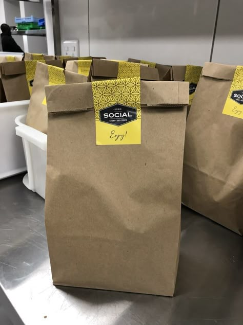 Fast Food Packaging, Food Delivery Packaging, Takeaway Packaging, Small Restaurant Design, Brown Paper Bags, Paper Bag Design, Food Business Ideas, Food Cart Design, Cafe Shop Design