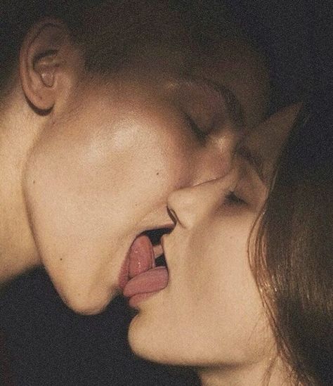 Tongue Kissing, Romantic Kiss, Couples Vibe, Cute Couples Photos, Cute Couples Kissing, Relationship Goals Pictures, Kissing Couples, Trik Fotografi, Cute Relationship Goals