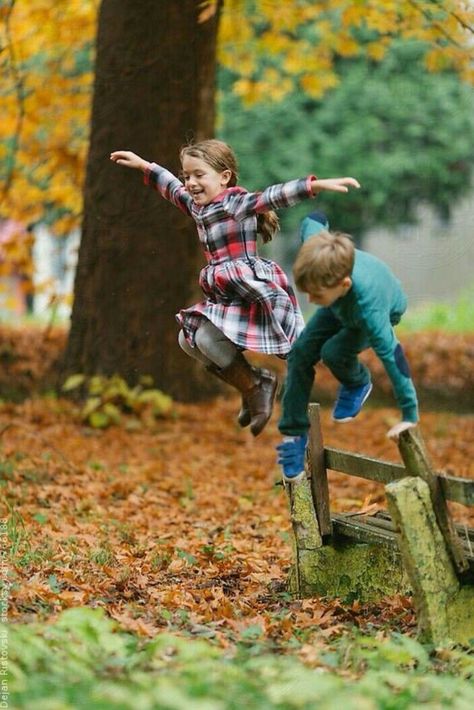 Seeing kids playing outside and having fun without technology is a beautiful thing! Foto Kids, 인물 드로잉, Portrait Photography Poses, Foto Vintage, 인물 사진, Happy Moments, Country Life, In The Woods, Children Photography